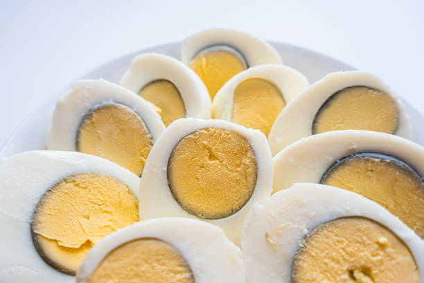 접시에 자른 삶은 계란 - sandwich breakfast boiled egg close up 뉴스 사진 이미지