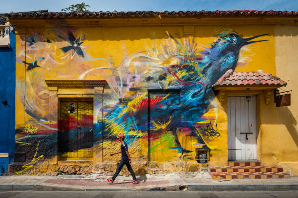 colorido mural en el barrio getsemini de cartagena de indias, colombia - graffiti paintings men walking fotografías e imágenes de stock