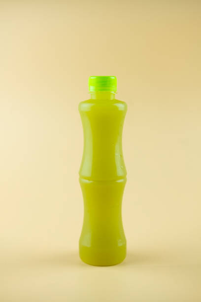 succo di canna da zucchero fresco spremuto in bottiglia con coperchio verde - healthy eating green studio shot vertical foto e immagini stock
