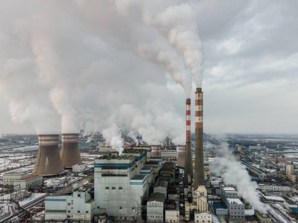 vista aérea de la central eléctrica - global warming power station smoke stack coal fotografías e imágenes de stock