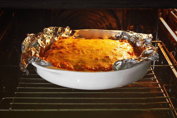 lasagne viene cotta in forno - gold carbohydrate food food and drink foto e immagini stock