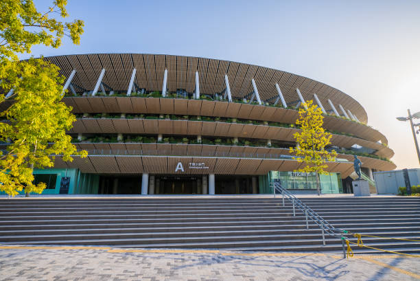 станция национального стадиона японии сфотографирована в марте 2021 года - summer olympic games стоковые фото и изображения