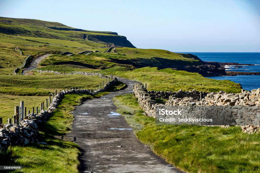 Hiking path from Doolin to the Cliffs of Moher, Clare, Ireland Footpath leading from the small town Doolin to the Cliffs of Moher, County Clare, Ireland Ireland Stock Photo
