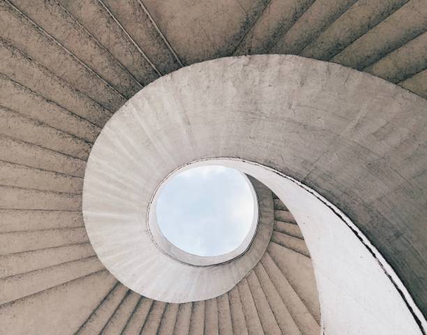 brutalistische wendeltreppe mit blick auf den himmel in warschau, polen - spiral staircase circle steps staircase stock-fotos und bilder