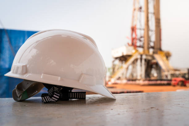 lavorare nei concetti di funzionamento del carro di perforazione. - white hardhat foto e immagini stock