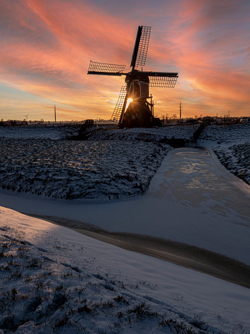 Nederlandse watermolen vroeg op een koude winterdag