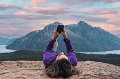 frau-checkt-mobil-entspannt-im-bergwald.jpg?b=1&s=170x170&k=20&c=I-laHtkPCX1ZYQ0yooFMnwP4Zp_x9UrqPBTsEn8UpSI=