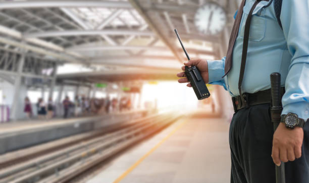 professionelle wachmann hand hält cb walkie-talkie-radio in elektrischen bahnhof, kopierplatz für text. - talkie stock-fotos und bilder