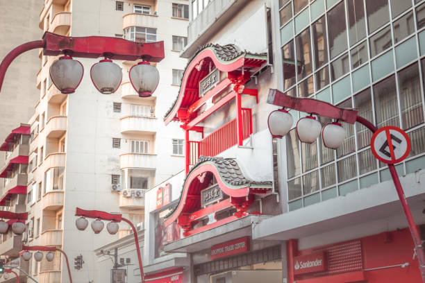 bairro da liberdade, destino turístico de são paulo. bairro de imigração japonesa. - japanese lantern fotos - fotografias e filmes do acervo