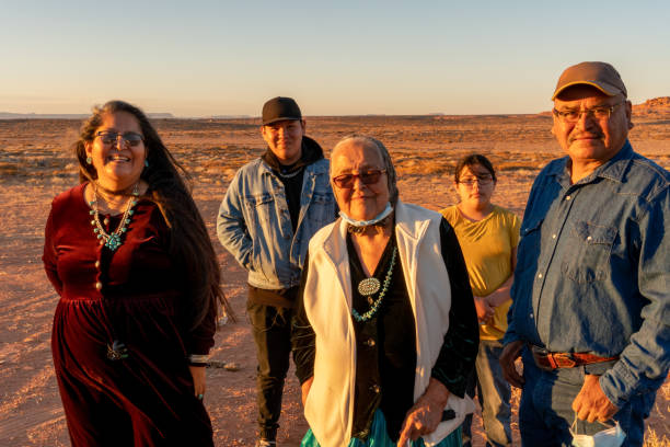 행복한 미소 아메리카 원주민, 나바호 가족은 일몰 근처 모뉴먼트 밸리 부족 공원에서 자신의 집 밖에 모여 - navajo reservation 뉴스 사진 이미지