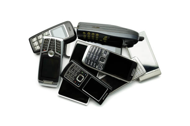 istock pile of old used cellphones 1308150111