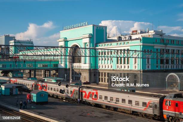 Novosibirskglavny Estación De Tren En Novosibirsk Rusia Una Parada Importante A Lo Largo Del Ferrocarril Transiberiano Foto de stock y más banco de imágenes de Siberia