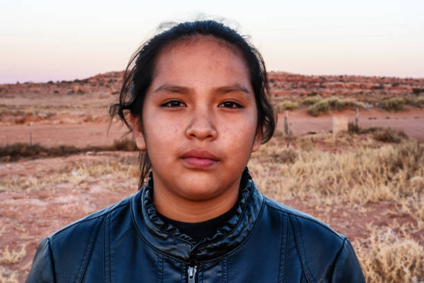 z bliska portret navajo native american młoda kobieta w pobliżu jej domu w monument valley, utah - cherokee zdjęcia i obrazy z banku zdjęć