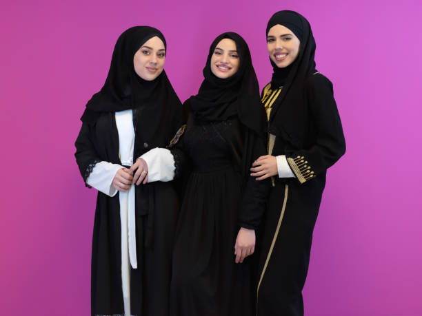 portret arabskich kobiet ubranych w tradycyjne ubrania lub abaya - abe zdjęcia i obrazy z banku zdjęć