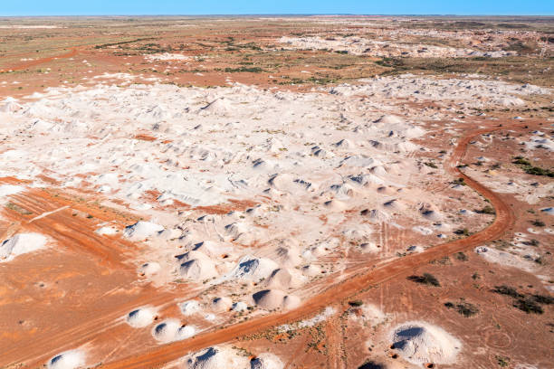 widok z lotu ptaka na kopalnie coober pedy opal , australia południowa - coober pedy zdjęcia i obrazy z banku zdjęć