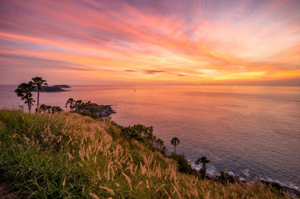 paisaje de capa promthep por la noche con hermoso cielo crepuscular dramático (phuket, tailandia) - headland fotografías e imágenes de stock