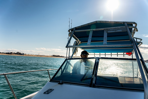 Capitán de barco mexicano se dirige a Fish on the Sea of Cortez cerca de Puerto Penasco Sonora México en un día soleado photo