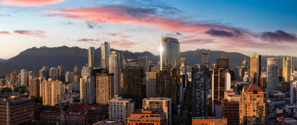 美しい近代的な都市の空中パノラマビュー - vancouver skyline canada panoramic ストックフォトと画像