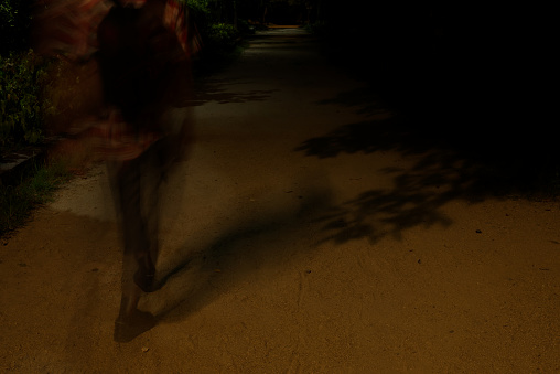 I walk along the way at night.