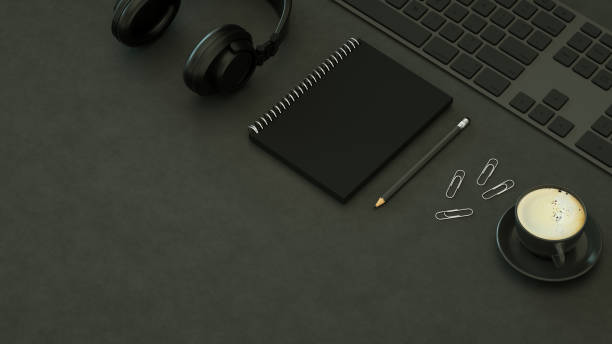 キーボードを備えたワークプレイスのトップビュー、テクノロジーアイデアコンセプト、ブラックの背景 - spiral notebook audio ストックフォトと画像