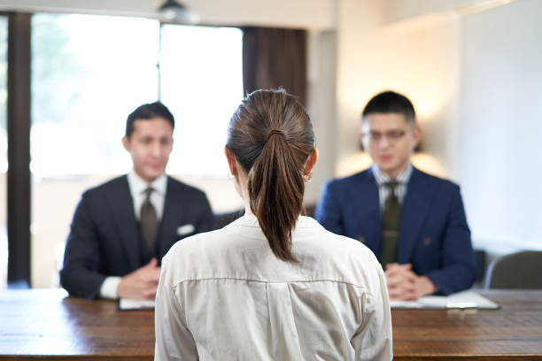 アジアの女性ビジネスウーマンがカジュアルなビジネスでインタビュー - recruitment interview job interview job search ストックフォトと画像