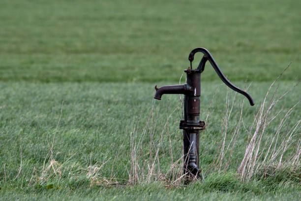 старомодный ручной водяной насос в поле недалеко от осс, нидерланды - groundwater стоковые фото и изображения