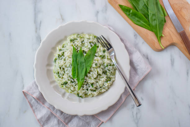 risotto de ajo silvestre - cepe fungus forest dining fotografías e imágenes de stock