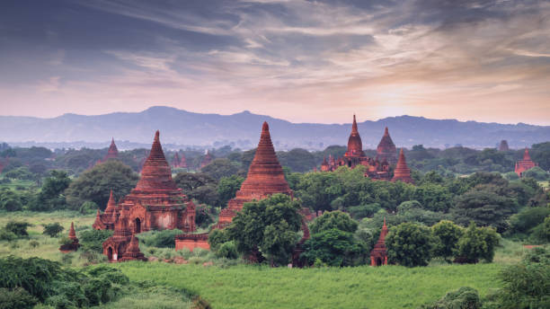 восход солнца над храмами баган мьянма панорама - shwezigon paya стоковые фото и изображения