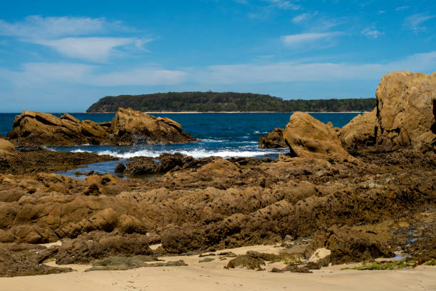 линия скалистого побережья, томакин, nsw, австралия - tomakin стоковые фото и изображения