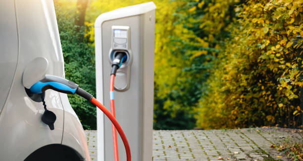 charging electric car - electric car imagens e fotografias de stock