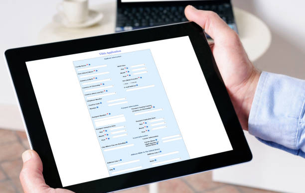 hombre leyendo solicitud de visa en tableta. - passport stamp customs document emigration and immigration fotografías e imágenes de stock