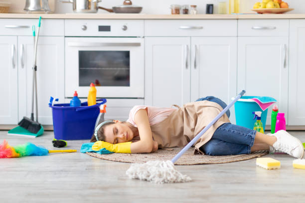 zmęczona milenialsa gospodyni domowa śpiąca na podłodze w kuchni, otoczona środkami czyszczącymi, kopiuj przestrzeń - snow cleaning zdjęcia i obrazy z banku zdjęć