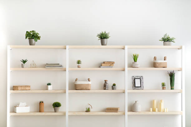 muebles escandinavos con elementos decorativos a la luz del día - estantería de libros fotografías e imágenes de stock