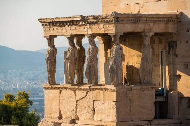 a varanda dos cariátides no erechtheion (erechtheum) na acrópole de atenas dedicada a atena e poseidon, atenas, grécia - the erechtheum - fotografias e filmes do acervo