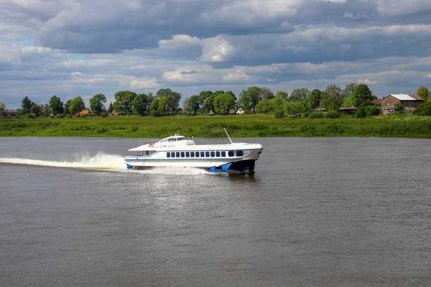 네만 강을 따라 여행하는 라케타 형 여객선 타기 - cruise ship river ship passenger ship 뉴스 사진 이미지