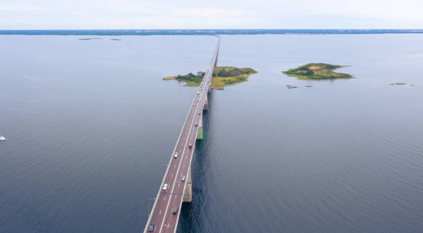 pont d’ölandsbron vu du côté de kalmar, île d’öland à l’arrière - kalmar photos et images de collection