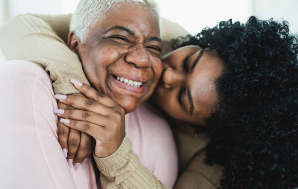 felice madre e figlia ispanica che hanno un tenero momento insieme - genitori amore e concetto di unità - grandmother senior adult smiling women foto e immagini stock