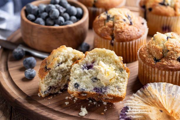 블루베리 머핀과 신선한 베리 - muffin blueberry muffin blueberry butter 뉴스 사진 이미지