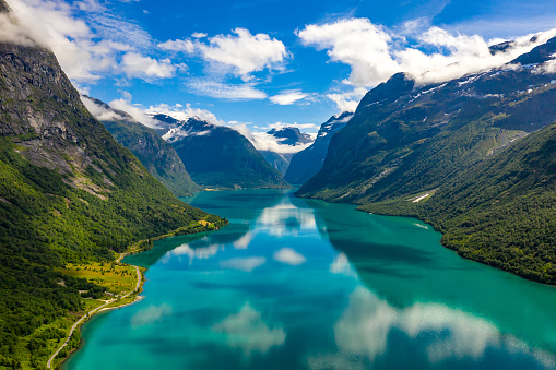 lago lovatnet Hermosa Naturaleza Noruega. photo