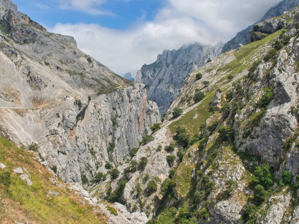 la bellissima ruta del cares (da puente poncebos a posada de valdeón) in una bellissima giornata estiva - cantabria picos de europe mountains panoramic asturias foto e immagini stock