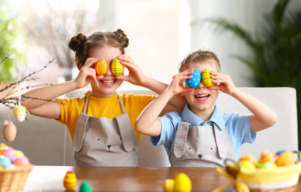 niños lindos con huevos de pascua pintados en casa - 16490 fotografías e imágenes de stock