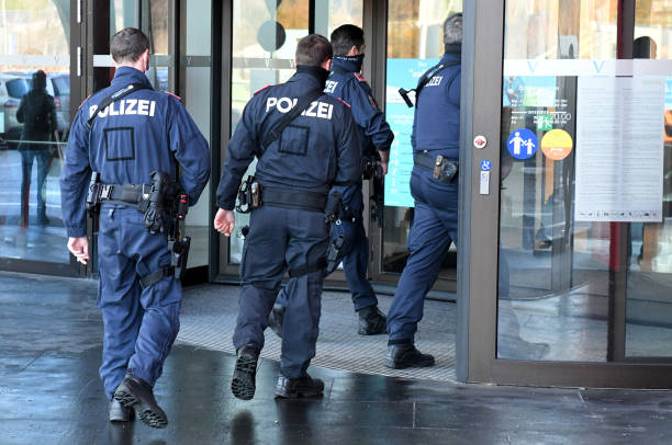 polizeikontrolle in einem einkaufszentrum - shopping mall flash stock-fotos und bilder