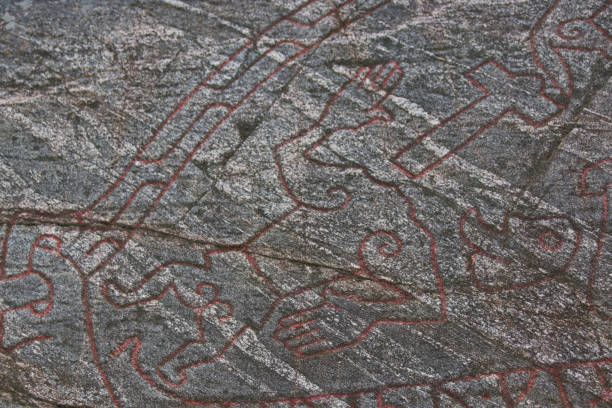 hällristning med runor kallar ramsundsristningen eller sigurdsristningen nära eskilstuna, sörmland - eskilstuna bildbanksfoton och bilder