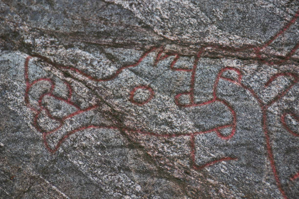 hällristning med runor kallar ramsundsristningen eller sigurdsristningen nära eskilstuna, sörmland - eskilstuna bildbanksfoton och bilder