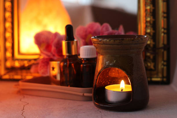 aromathérapie. bougies et lampe d’arôme, relaxation agréable - fondant parfumer photos et images de collection
