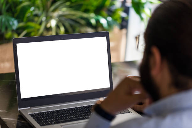 business entrepreneur mit laptop mit leerem weißen bildschirm - computerbildschirm stock-fotos und bilder