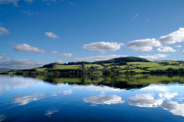 loch lomond, schottland - highlands region loch reflection mountain stock-fotos und bilder