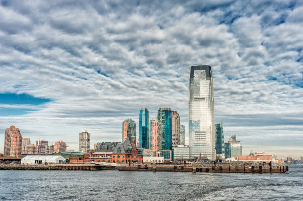 アメリカ合衆国ニュージャージー州のジャージーシティスケープとポート。ハドソン川 - new jersey usa commercial dock cityscape ストックフォトと画像