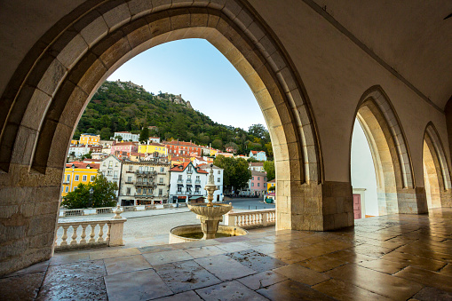 Coloridos edificios en el casco antiguo de Sintra con marco de arcos góticos. photo