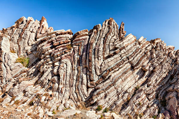 picturesque layered limestone rock on cliff face. - rock strata natural pattern abstract scenics imagens e fotografias de stock